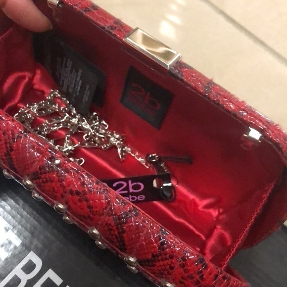 Snake skin studded hard case clutch , with detachable long shoulder chain . - Picture 5 of 5